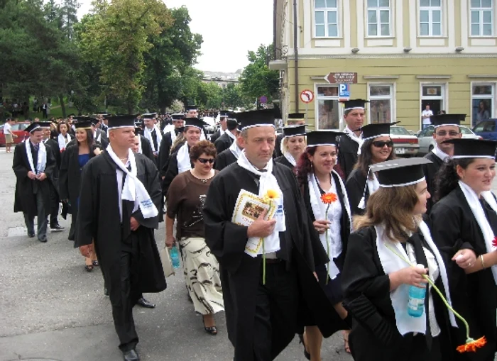 Stagiile se adresează atât studenţilor cât şi absolvenţilor