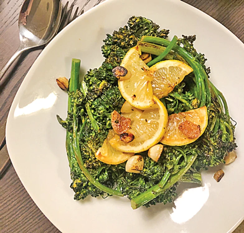
    O combinaţie apreciată:  broccolini prăjit,  cu lămâie şi usturoi   
