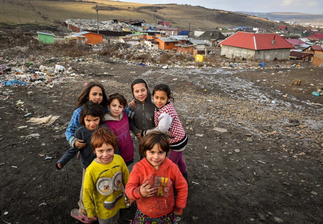 Viața la Pata Rât este foarte dură pentru copii. FOTO: RomaniaEuEnvironmentVoteSocialPoverty