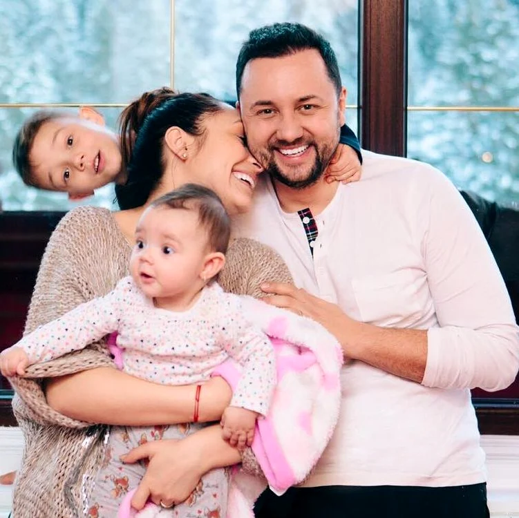 
    Andra și Cătălin sunt fericiții părinți a doi copiiFoto: arhivă personală  