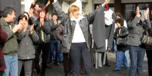 Angajaţii au pus mână de la mână şi au cumpărat un costum de 30 de lei