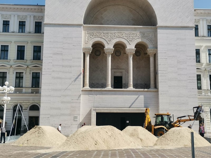 Piața Victoriei din Timișoara, transformată într-o uriașă plajă. Nisip fin în fața Operei, pentru meciuri de volei FOTO