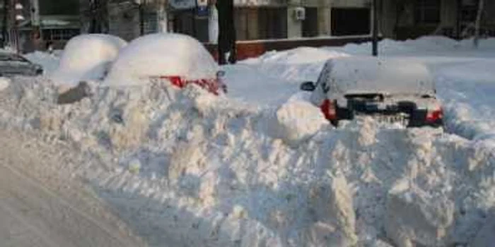 Maşinile abandonate în nămeţi blochează activitatea echipelor de curăţare a drumurilor, foto: Dorin Udrea 