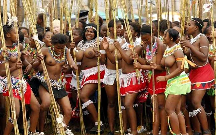 Zeci de tinere din Swaziland dansând tradiţinonalul dans al treistiilor, după care regele îşi alege în fiecare an o nouă soţie FOTO Reuters