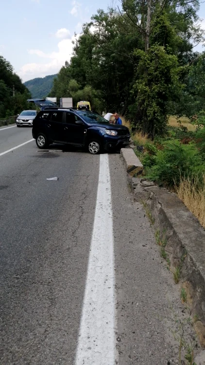 Accident pe Valea Oltului - DN7- la Călineşti Vâlcea - în urma căruia traficul a fost blocat mai bine de două ore Foto Adevărul