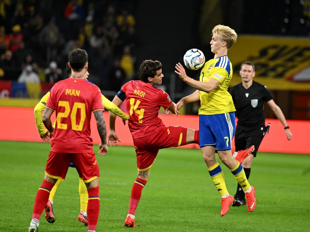 Ianis Hagi se luptă pentru balon în meciul cu Suedia