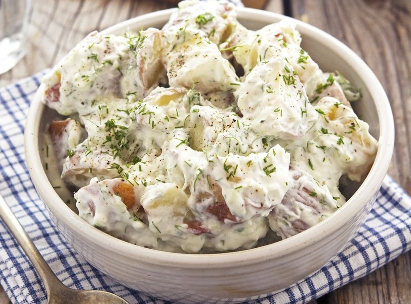Rețetă de vară: Salată de cartofi cu tzatziki, ușor de preparat