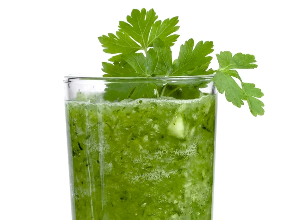 Sucurile de pătrunjel, mere, broccoli, castraveţi, mentă combat răceala şi detoxifică organismul de toxine.