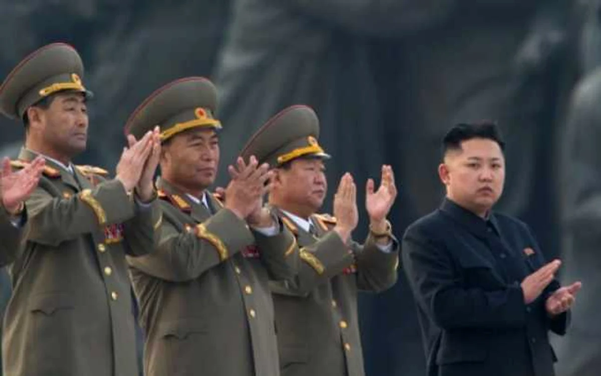 Liderul nord-coreean Kim Jong-un, la ceremonia de luni, ţinută pentru a marca 101 ani de la naşterea lui Kim IL-sung, fondatorul ţării comuniste FOTO AFP