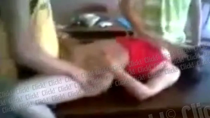 
    Elevii s-au filmat făcând sex chiar în sala de clasă, după ore.  