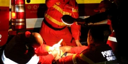 Medicii SMURD se luptă să-i salveze viaţa bărbatului