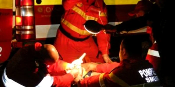 Medicii SMURD se luptă să-i salveze viaţa bărbatului