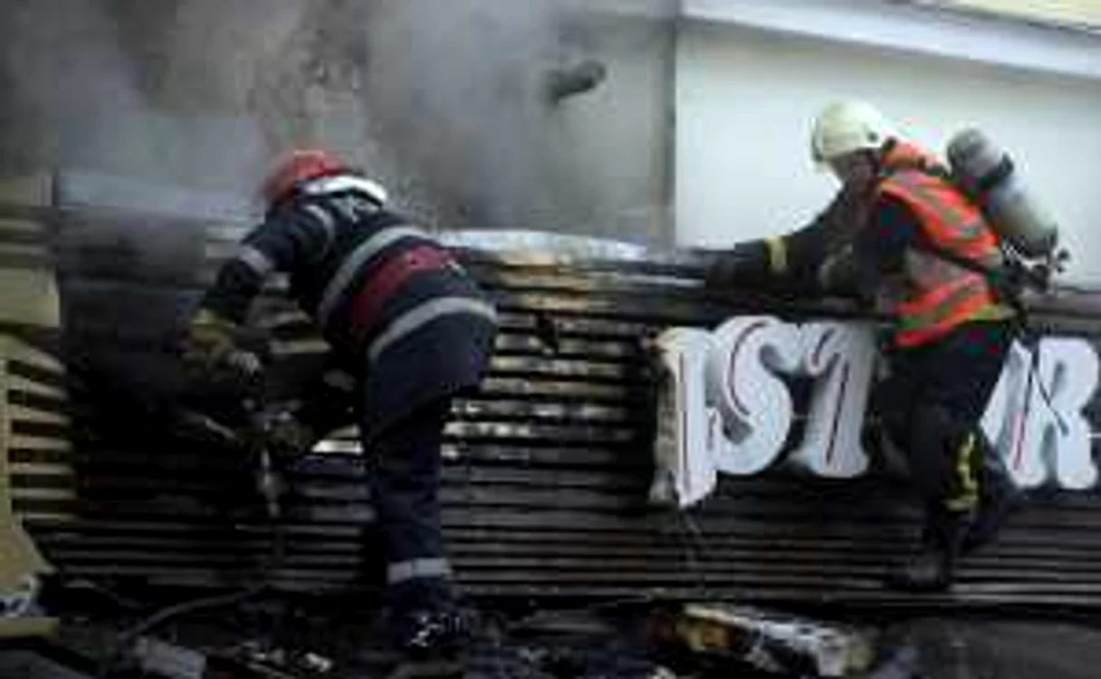 Pompierii au intervenit pentru stingerea unui incendiu izbucnit la shaormeria Dristor Kebap FOTO Mediafax