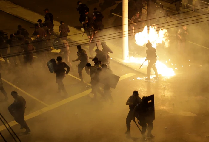 Poliţiştii se luptă cu protestatarii brazilieni pe străzile din Rio de Janeiro, 30 iunie 2013. FOTO: Reuters