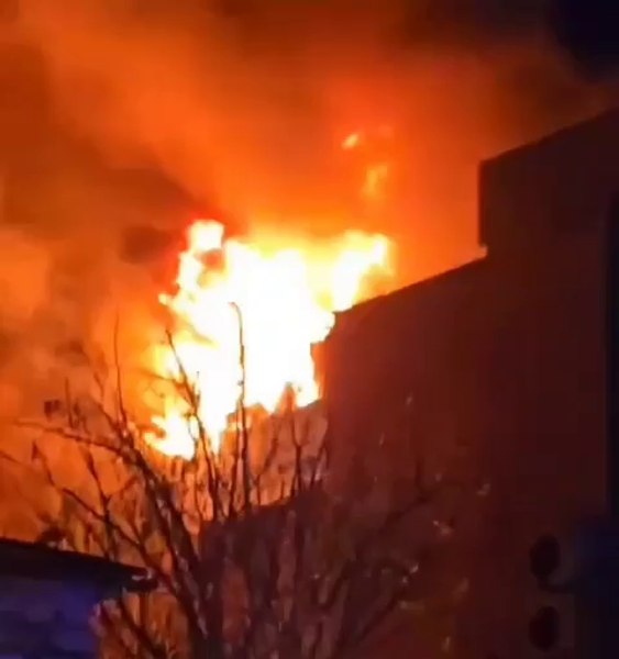 Incendiu puternic la un restaurant din Piteşti. Zeci de persoane s-au autoevacuat VIDEO