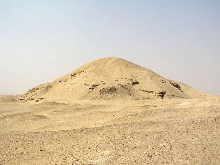 Ruinele piramidei lui Amenemhat I (© Jon Bodsworth / Wikimedia Commons)