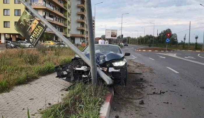 BMW-ul s-a oprit într-un stâlp de pe marginea șoseleiFOTO: observatornews.ro