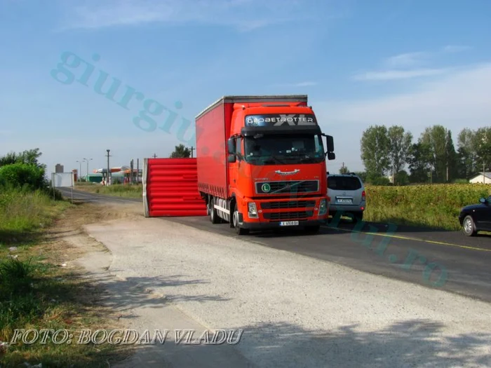 Remorca răsturnată a blocat circulaţia timp de o jumătate de oră