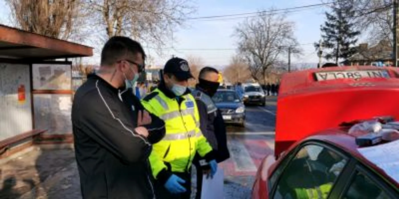Bărbatul percheziţionat de poliţişti / FOTO: ALOIASI