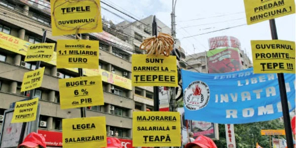 Profesorii ameninţă că vor protesta mâine în Bucureşti, pe traseul de la Guvern până la Ministerul Educaţiei 