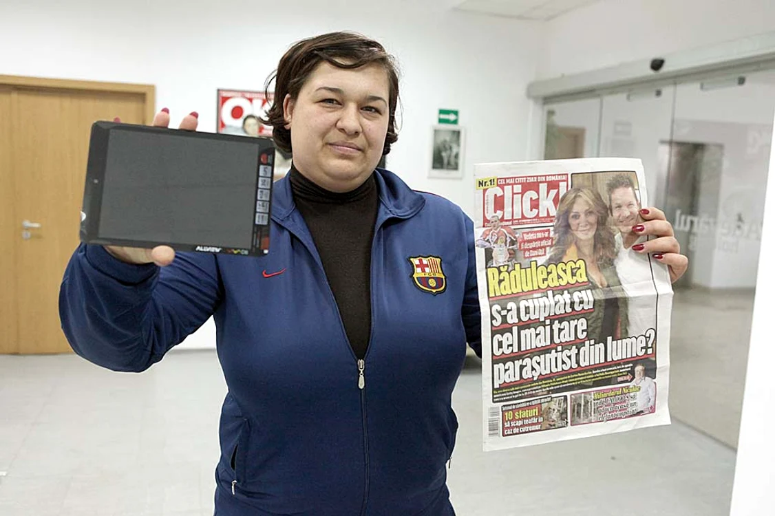 Bucureşteanca Georgiana Stoica se numără printre primii norocoşi care au nimerit un loz câştigătorFoto: Sever Gheorghe