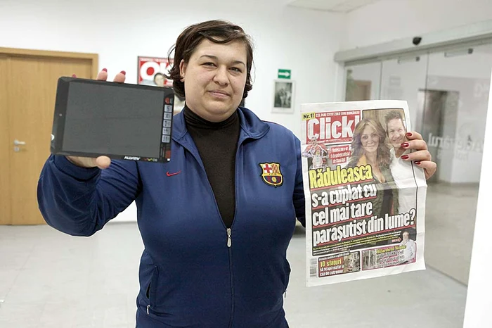 Bucureşteanca Georgiana Stoica se numără printre primii norocoşi care au nimerit un loz câştigătorFoto: Sever Gheorghe