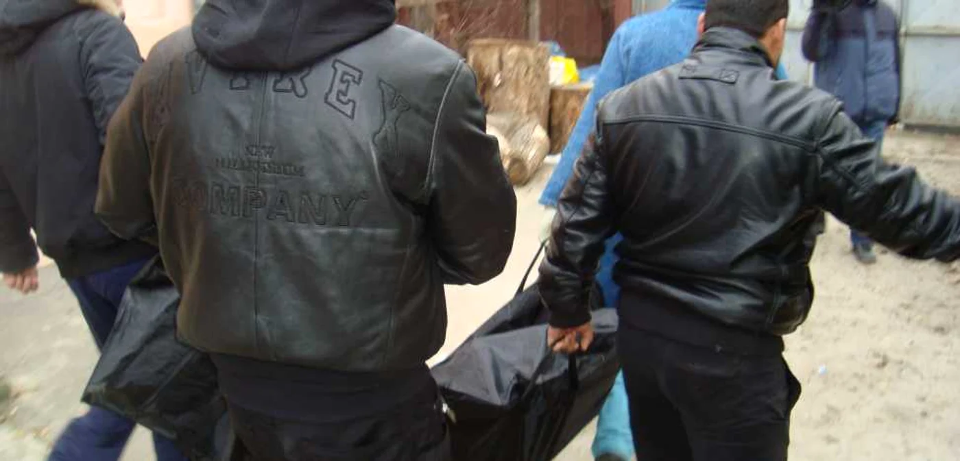 Cadavrul femeii a fost preluat de angajaţii de la Medicină Legală ( foto: arhivă)