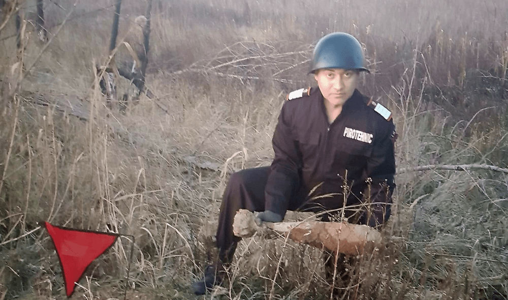 Bombă de aruncător, de calibru 120 de milimetri, descoperită de un vânător pe un teren viran