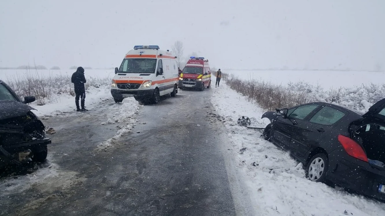 Ambulanţa şi pompierii de la ISU intervin după accident