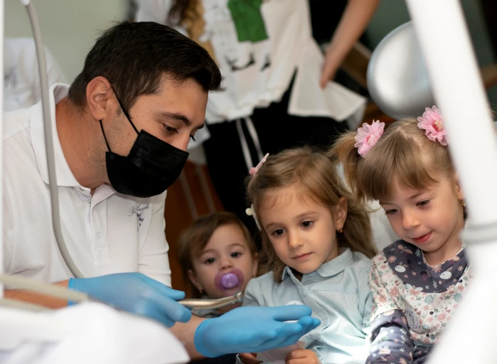 Cea mai prietenoasă întâlnire cu un dentist FOTO: Mihaela Stancu