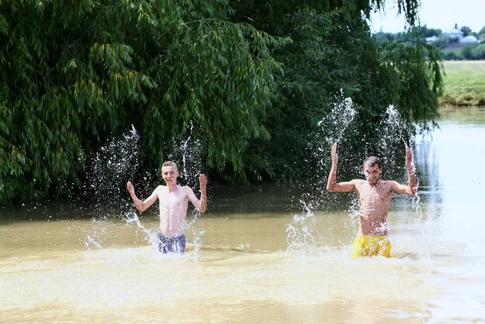 Dani şi Florin s-au bălăcit în râu  şi s-au tolănit la  soare pe limba de nisip