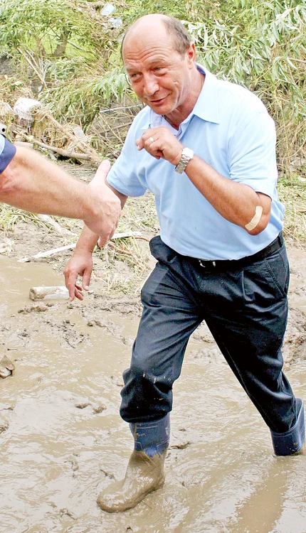 Traian Băsescu, la inundaţiile din Harghita din 2005Foto: Mediafax