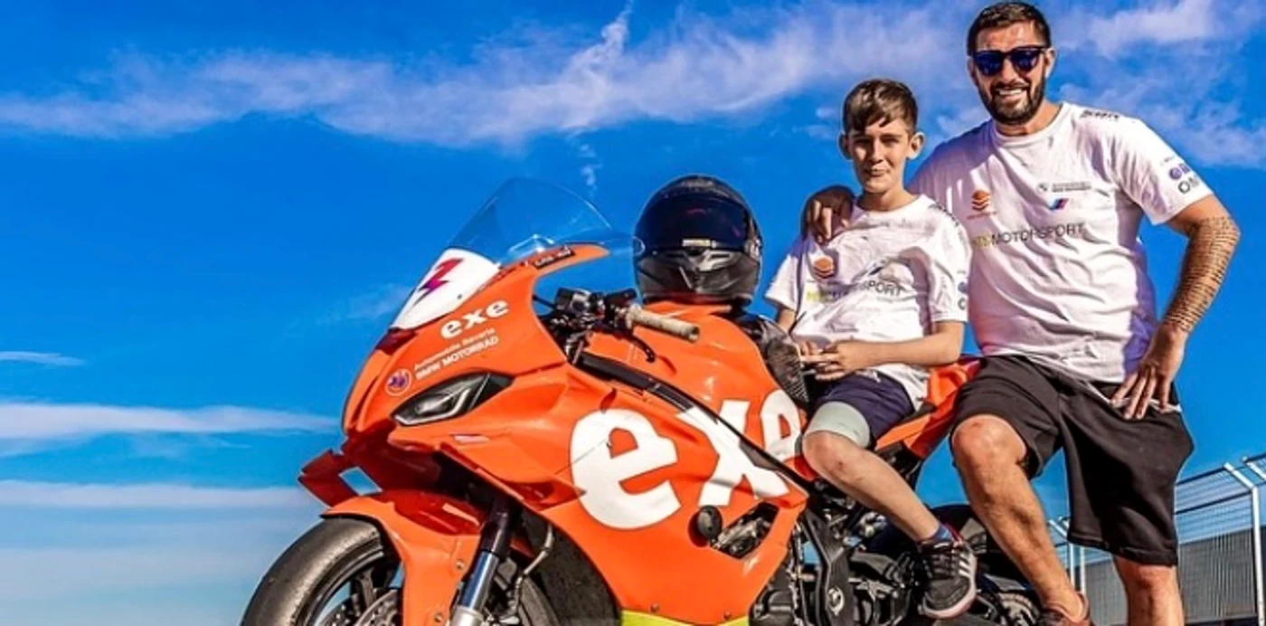Cătălin Cazacu, alături de fiul lui motociclist foto: Instagram