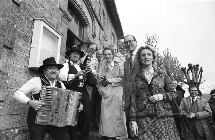 Jacques și Bernadette Chirac, alături de fiica lor, Laurence, în timpul campaniei electorale din 1981