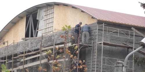 Muncitorii stau pe schele neasiguraţi FOTO