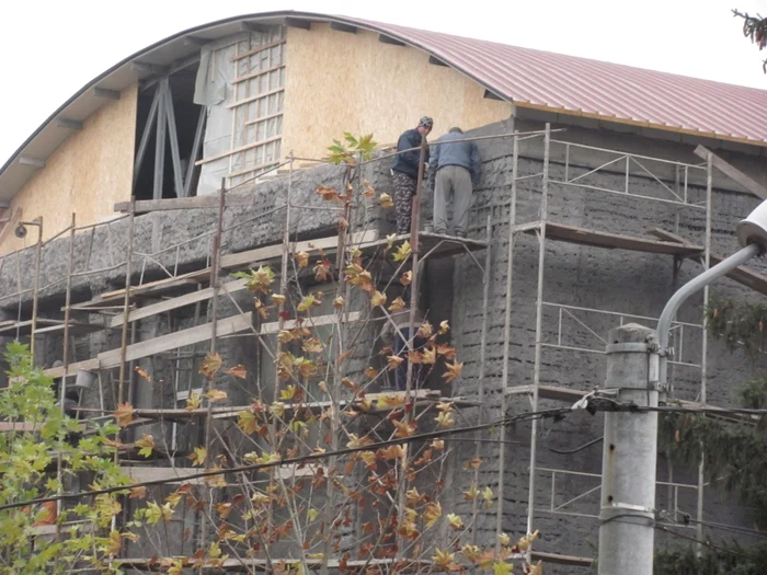 Muncitorii stau pe schele neasiguraţi FOTO:adevarul