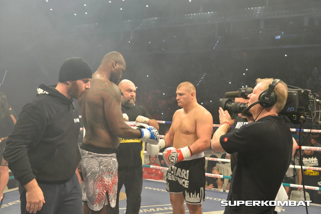 
    Cătălin Moroşanu l-a învins prin descalificare pe americanul Jackson, care însă a căzut la podea după primul pumnFoto Click!  
