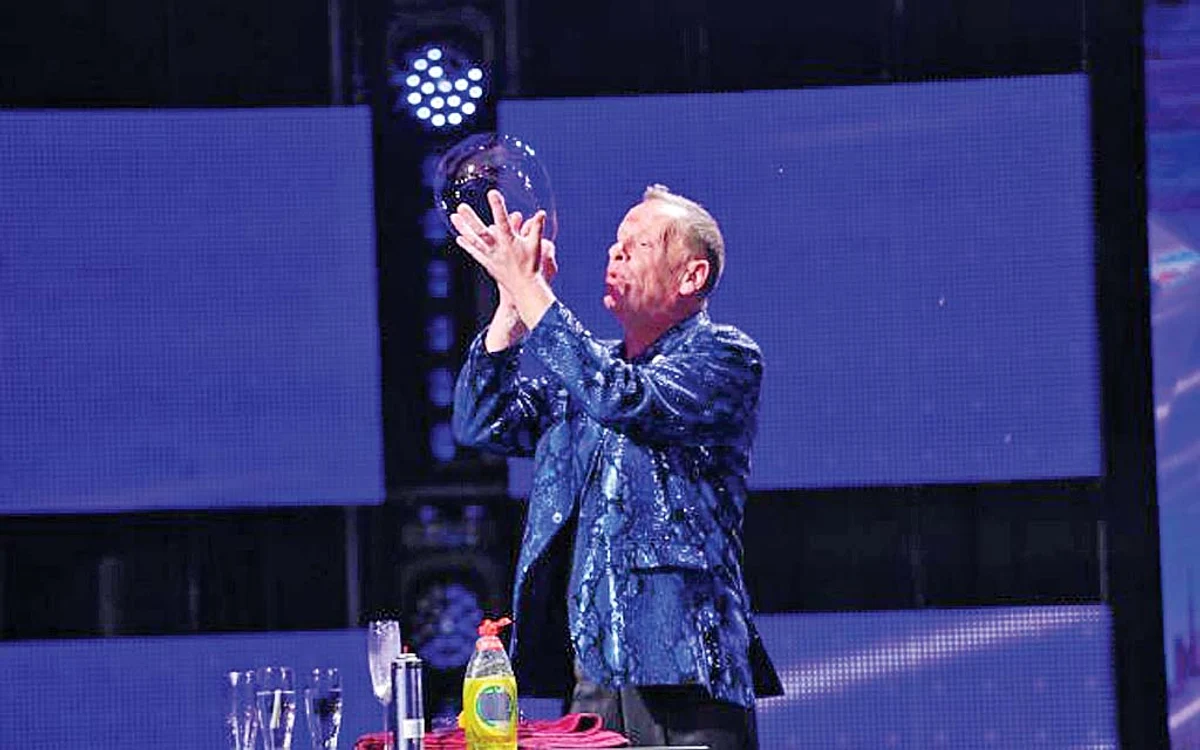 Stevie Starr  înghite orice obiect
