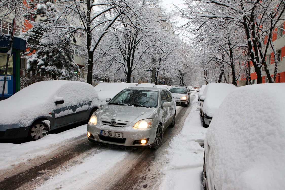 În Capitală, sunt 15 - 20 cm de omăt. Edilii au uitat, și de data aceasta, să deszăpezească pe străzile secundare și printre blocuri
