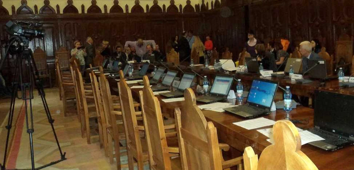 Scaunele îi aşteaptă pe noii consilieri locali. FOTO C. Crângan