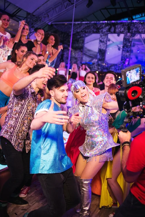 Loredana se distreaza la filmarile pentru noul videoclip