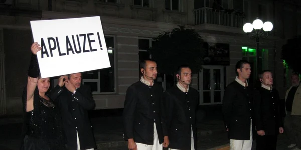Scenă din spectacolul "Identităţi"