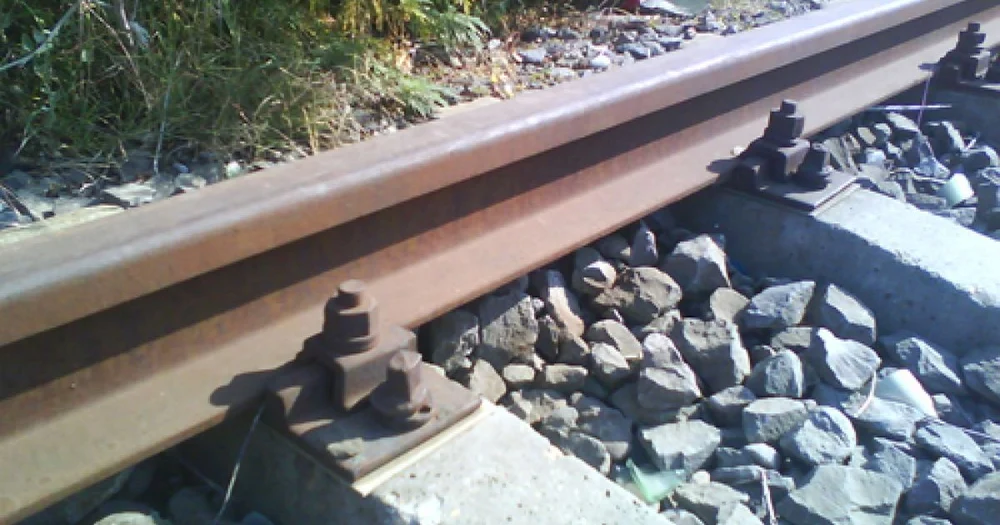 Circulație feroviară întreruptă pe relația Brașov – Sighișoara. S-a rupt o șină de cale ferată