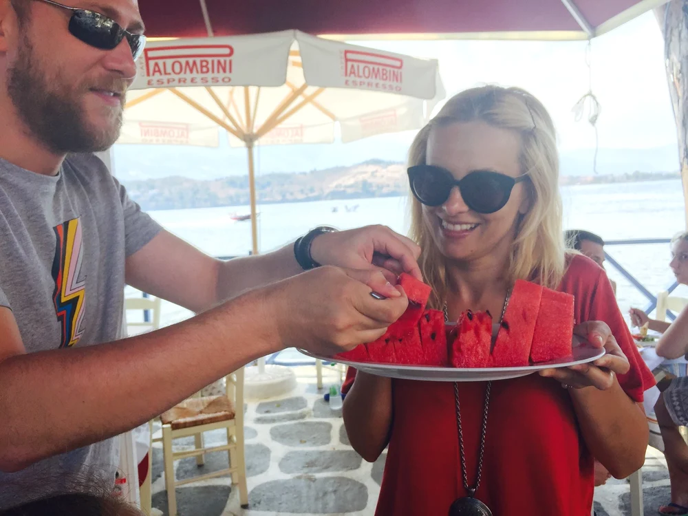 
    Simona Gherghe şi Răzvan Săndulescu s-au răcorit cu un platou cu pepene roşufoto: arhiva personală  