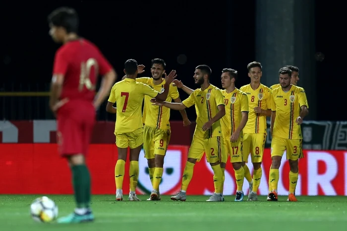 
    Fotbaliștii români exultă după victoria din PortugaliaFoto: EPA  