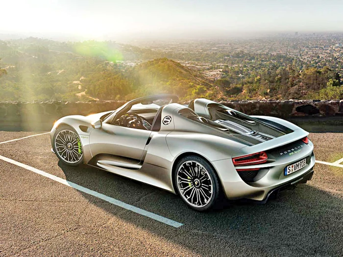 
    Noul bolid al lui  Ţiriac va tăia răsuflarea  trecătorilor  