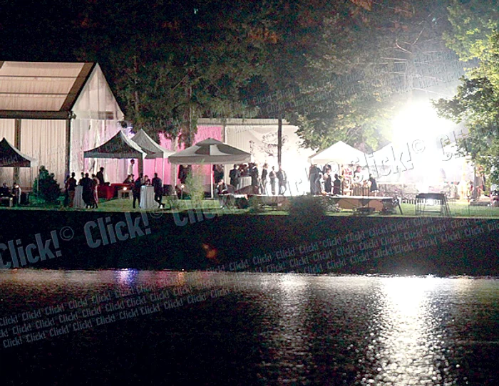 Petrecerea s-a ţinut  la un cort, în incinda  studiourilor Buftea