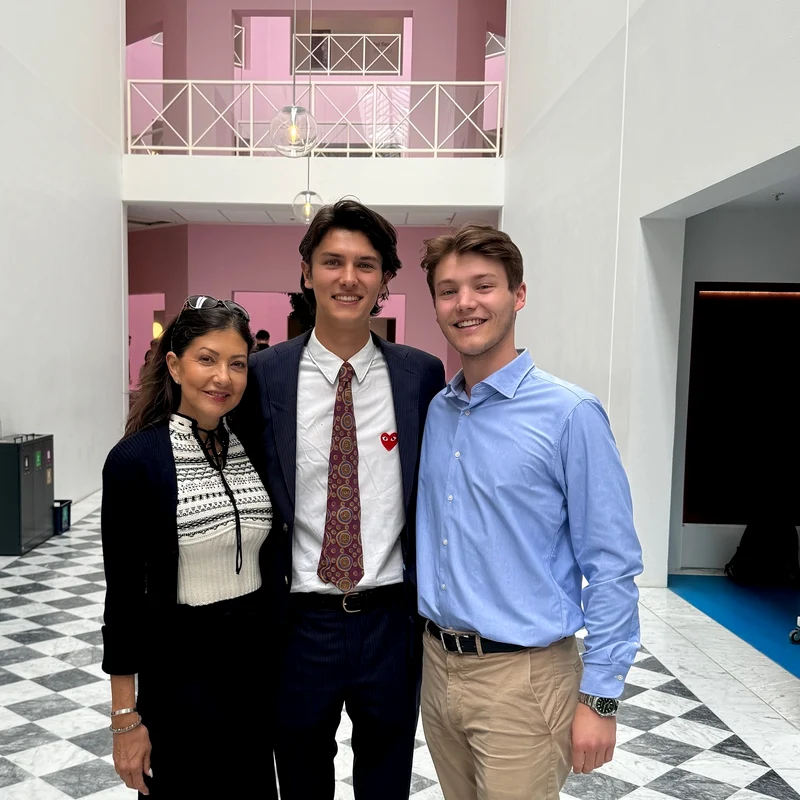 Nikolai al Danemarcei, Conte de Monpezat, la absolvire cu mama sa, Alexandra Manley, și fratele lui, Contele Felix de Monpezat. FOTO: Instagram