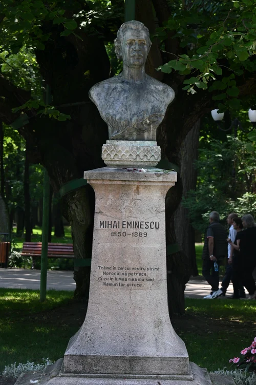 Bustul lui Mihai Eminescu, din Copou FOTO Cristian Hitruc