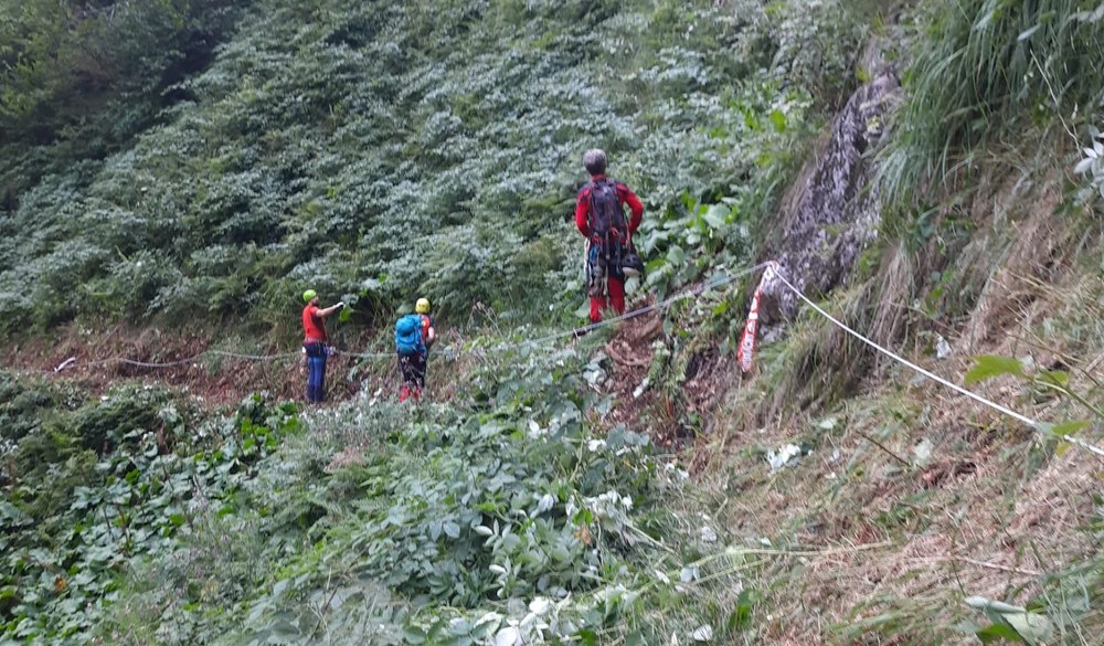 Salvatorii montani din Maramureș caută un ucrainean blocat într-o prăpastie de 200 de metri